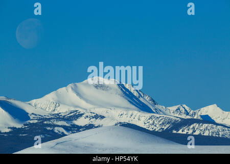 Luna sopra Omero young picco nella beaverhead montagne in inverno vicino a Jackson, montana Foto Stock