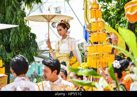 Chiang Rai, Tailandia - 15 Luglio 2016 : Candela Festival Parade, la tradizione del buddismo. Foto Stock