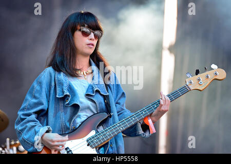 VALENCIA, Spagna - 5 APR: la femmina bass player di Yuck (BAND) esegue per MBC Fest il 5 aprile 2015 a Valencia, in Spagna. Foto Stock