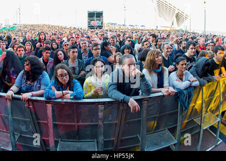 Barcellona - 27 Maggio: folla guarda un concerto al suono di Primavera 2015 Festival il 27 maggio 2015 a Barcellona, Spagna. Foto Stock