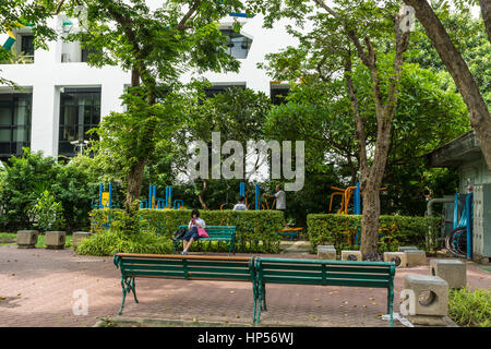 Persone che esercitano in un parco a Bangkok Foto Stock