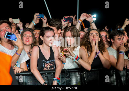 BENICASSIM, Spagna - Lug 16: la folla in un concerto presso la FIB Festival il 16 luglio 2015 a Benicassim, Spagna. Foto Stock