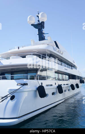 Lato del moderno lusso privato yacht ancorati in un piccolo porto di mare, Nizza Costa Azzurra Foto Stock