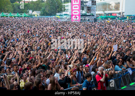 MADRID - Sep 12: la folla in un concerto a Dcode Festival il 12 settembre 2015 a Madrid, Spagna. Foto Stock