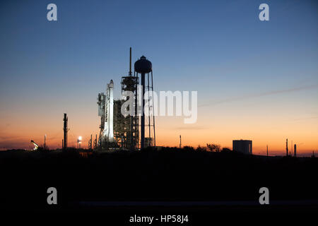 La SpaceX Falcon 9 rocket è predisposta per il sollevamento verticale portante un drago di veicolo spaziale di rifornimento per la Stazione Spaziale Internazionale dal Kennedy Space Center complessi di lancio 39A Febbraio 16, 2017 a Cape Canaveral, in Florida. Lo storico sito di lancio è ora gestito da SpaceX nel quadro di un accordo firmato con la NASA. Foto Stock