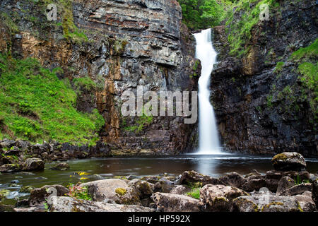 Una vista della cascata sul fiume Lealt, Inver Tote, Isola di Skye in Scozia. Foto Stock