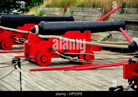 Baltimore, Maryland - Luglio 23, 2013: xviii secolo cannoni montati sui carrelli in legno a Fort McHenry National Historic Park Foto Stock