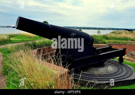 Baltimore, Maryland - Luglio 24, 2013: Ferro cannone montato su ruote affacciata alla baia di Chesapeake da difensiva sulle pareti esterne del centro storico di Fort McHenry Foto Stock