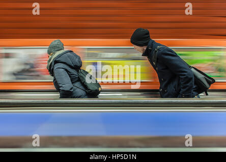 Panoramica di un uomo e di una donna su un escelator a Budapest, Ungheria Foto Stock