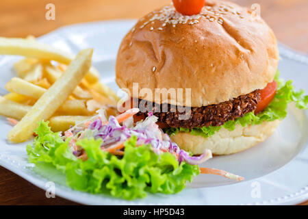 Falafel Burger su un tavolo di legno Foto Stock