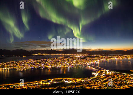 Massive belle luci del nord (aurora boreale) sopra la città di Tromso, Norvegia settentrionale. Foto Stock