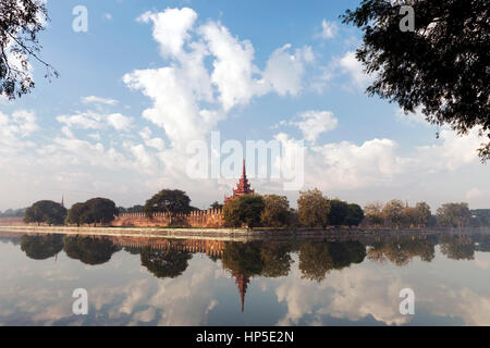 Bastione sull'angolo nord-est del fossato del Palazzo di Mandalay, Myanmar (Birmania). Foto Stock