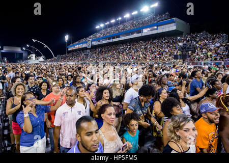 Sao Paulo, Sao Paulo, Brasile. 18 Febbraio, 2017. I membri della Scuola di Samba Vai Vai prendere parte alle prove generali per le prossime Sao Paulo Carnevale 2017, al Sambodromo Anhembi. Credito: Paulo Lopes/ZUMA filo/Alamy Live News Foto Stock
