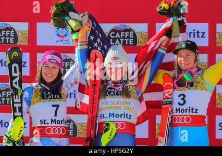 San Moritz, Germania. 18 Febbraio, 2017. Mikaela Shiffrin (US, M) che presero oro, Wendy Holdener (Svizzera, L) sul secondo posto Frida Hansdotter (Svezia) In terzo luogo celebrare alla donna la disciplina di slalom ai Campionati del Mondo di sci alpino a San Moritz, Germania, 18 febbraio 2017. Foto: Michael Kappeler/dpa/Alamy Live News Foto Stock