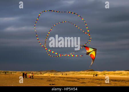 Stunt abbinato con code a Southport, Merseyside, Regno Unito. Meteo. Febbraio, 201. Precision Stunt Kites su Ainsdale Beach. Le temperature barie nel resort portano i vacanzieri e i turisti a godere di varie attività sulle ampie sabbie del resort. Credit: MediaWorldImages/AlamyLiveNews. Foto Stock