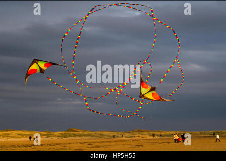 Stunt abbinato con code a Southport, Merseyside, Regno Unito. Meteo. Febbraio, 201. Precision Stunt Kites su Ainsdale Beach. Le temperature barie nel resort portano i vacanzieri e i turisti a godere di varie attività sulle ampie sabbie del resort. Credit: MediaWorldImages/AlamyLiveNews. Foto Stock