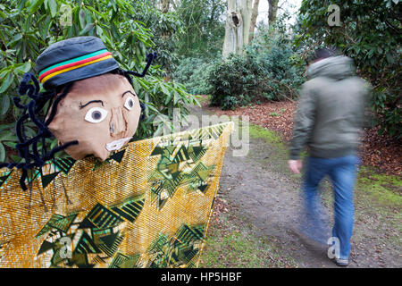 Lo Spaventapasseri Festival, Tatton Park, Knutsford, Cheshire. 18 feb 2017. L annuale spaventapasseri festival si svolge presso la stupefacente "Tatton Park' a Knutsford, Cheshire. Centinaia di bambini uniti Sherlock a caccia di tutti gli altri caratteri spaventoso nascosto tra le enormi Redwoods e castagni. Credito: Cernan Elias/Alamy Live News Foto Stock