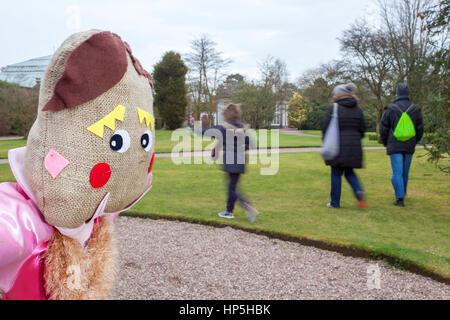 Lo Spaventapasseri Festival, Tatton Park, Knutsford, Cheshire. 18 feb 2017. L annuale spaventapasseri festival si svolge presso la stupefacente "Tatton Park' a Knutsford, Cheshire. Centinaia di bambini uniti Sherlock a caccia di tutti gli altri caratteri spaventoso nascosto tra le enormi Redwoods e castagni. Credito: Cernan Elias/Alamy Live News Foto Stock