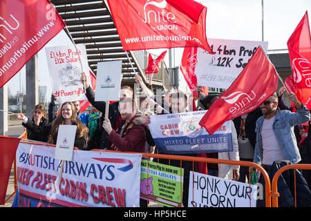 Londra, Regno Unito. 18 Febbraio, 2017. Sorprendente British Airways flotta mista equipaggio di cabina appartenenti al Unite sindacati protestano a Hatton Cross vicino all'aeroporto di Heathrow. L'attuale sciopero, parte di una lunga controversia a pagamento, verranno eseguiti da 17th-20th febbraio ed ulteriori giorni di azione industriale sono state pianificate. Credito: Mark Kerrison/Alamy Live News Foto Stock