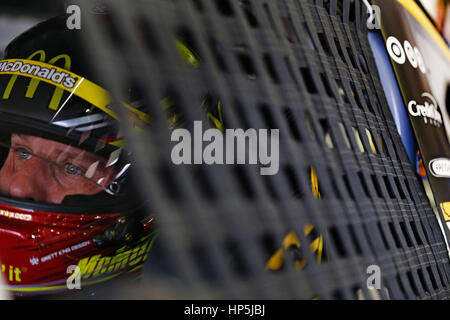 Daytona Beach, Florida, Stati Uniti d'America. Xvii Feb, 2017. Febbraio 17, 2017 - Daytona Beach, Florida, Stati Uniti d'America: Jamie McMurray (1) Gets Strapped nella sua automobile a pratica per l'anticipo di ricambi per auto scontro a Daytona al Daytona International Speedway di Daytona Beach, Florida. Credito: Justin R. Noe Asp Inc/ASP/ZUMA filo/Alamy Live News Foto Stock