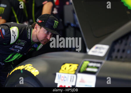 Daytona Beach, Florida, Stati Uniti d'America. Xvii Feb, 2017. Febbraio 17, 2017 - Daytona Beach, Florida, Stati Uniti d'America: Kurt Busch (41) guarda sotto il cofano della sua auto durante la pratica per l'anticipo di ricambi per auto scontro a Daytona al Daytona International Speedway di Daytona Beach, Florida. Credito: Justin R. Noe Asp Inc/ASP/ZUMA filo/Alamy Live News Foto Stock