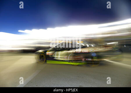 Daytona Beach, Florida, Stati Uniti d'America. Xvii Feb, 2017. Febbraio 17, 2017 - Daytona Beach, Florida, Stati Uniti d'America: Kurt Busch (41) velocità fuori del garage durante la notte pratica per l'anticipo di ricambi per auto scontro a Daytona al Daytona International Speedway di Daytona Beach, Florida. Credito: Justin R. Noe Asp Inc/ASP/ZUMA filo/Alamy Live News Foto Stock