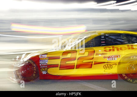 Daytona Beach, Florida, Stati Uniti d'America. Xvii Feb, 2017. Febbraio 17, 2017 - Daytona Beach, Florida, Stati Uniti d'America: Joey Logano (22) velocità fuori del garage durante la notte pratica per l'anticipo di ricambi per auto scontro a Daytona al Daytona International Speedway di Daytona Beach, Florida. Credito: Justin R. Noe Asp Inc/ASP/ZUMA filo/Alamy Live News Foto Stock