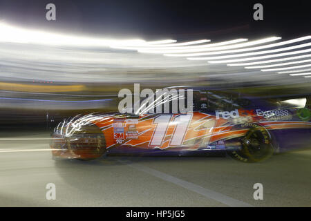 Daytona Beach, Florida, Stati Uniti d'America. Xvii Feb, 2017. Febbraio 17, 2017 - Daytona Beach, Florida, Stati Uniti d'America: Denny Hamlin (11) velocità fuori del garage durante la notte pratica per l'anticipo di ricambi per auto scontro a Daytona al Daytona International Speedway di Daytona Beach, Florida. Credito: Justin R. Noe Asp Inc/ASP/ZUMA filo/Alamy Live News Foto Stock