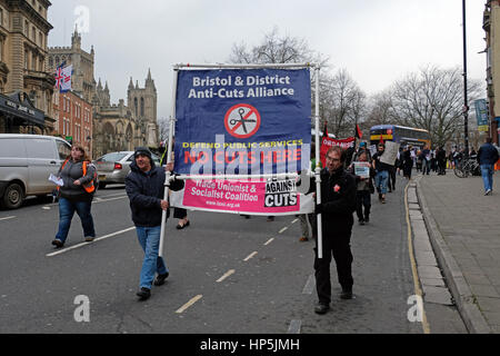 Bristol, Regno Unito. 18 Febbraio, 2017. I manifestanti contrari a tagli della spesa pubblica marzo attraverso le strade della città. I tagli che vengono proposte in Bristol il sindaco, Marvin Rees, sono riferiti al totale € 103 milioni e sono contrastate da Bristol e distretto Anti-Cuts Alleanza che ha organizzato il mese di marzo. Credito: Keith Ramsey/Alamy Live News Foto Stock