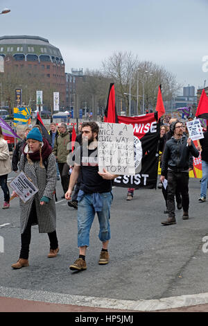 Bristol, Regno Unito. 18 Febbraio, 2017. I manifestanti contrari a tagli della spesa pubblica marzo attraverso le strade della città. I tagli che vengono proposte in Bristol il sindaco, Marvin Rees, sono riferiti al totale € 103 milioni e sono contrastate da Bristol e distretto Anti-Cuts Alleanza che ha organizzato il mese di marzo. Credito: Keith Ramsey/Alamy Live News Foto Stock