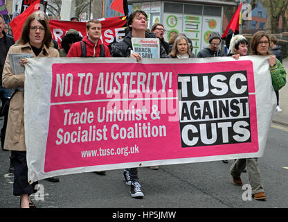 Bristol, Regno Unito. 18 Febbraio, 2017. I manifestanti contrari a tagli della spesa pubblica marzo attraverso le strade della città. I tagli che vengono proposte in Bristol il sindaco, Marvin Rees, sono riferiti al totale € 103 milioni e sono contrastate da Bristol e distretto Anti-Cuts Alleanza che ha organizzato il mese di marzo. Credito: Keith Ramsey/Alamy Live News Foto Stock