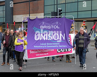 Bristol, Regno Unito. 18 Febbraio, 2017. I manifestanti contrari a tagli della spesa pubblica marzo attraverso le strade della città. I tagli che vengono proposte in Bristol il sindaco, Marvin Rees, sono riferiti al totale € 103 milioni e sono contrastate da Bristol e distretto Anti-Cuts Alleanza che ha organizzato il mese di marzo. Credito: Keith Ramsey/Alamy Live News Foto Stock