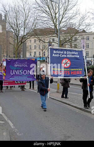 Bristol, Regno Unito. 18 Febbraio, 2017. I manifestanti contrari a tagli della spesa pubblica marzo attraverso le strade della città. I tagli che vengono proposte in Bristol il sindaco, Marvin Rees, sono riferiti al totale € 103 milioni e sono contrastate da Bristol e distretto Anti-Cuts Alleanza che ha organizzato il mese di marzo. Credito: Keith Ramsey/Alamy Live News Foto Stock