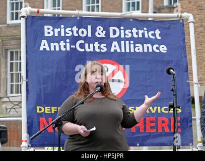 Bristol, Regno Unito. 18 Febbraio, 2017. I manifestanti contrari a tagli della spesa pubblica di tenere un rally al di fuori del Municipio, dove essi vengono affrontati da relatori provenienti da un certo numero di organizzazioni locali. I tagli che vengono proposte in Bristol il sindaco, Marvin Rees, sono riferiti al totale € 103 milioni e sono contrastate da Bristol e distretto Anti-Cuts Alliance che ha organizzato il rally. Foto Stock