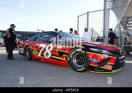 Daytona Beach, Florida, Stati Uniti d'America. Xvii Feb, 2017. Febbraio 17, 2017 - Daytona Beach, Florida, Stati Uniti d'America: un membro di equipaggio sulla squadra di Martin Truex Jr (78) attende come il 78 auto va attraverso tech ispezione prima della pratica per l'anticipo di ricambi per auto scontro a Daytona al Daytona International Speedway di Daytona Beach, Florida. Credito: Justin R. Noe Asp Inc/ASP/ZUMA filo/Alamy Live News Foto Stock