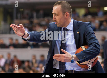 Nis, Serbia. Xviii Febbraio, 2017: Head Coach Branko Maksimovic di FMP Beograd in azione durante il 2016/2017 Radivoj Korac Cup Semifinal gioco tra Crvena Zvezda Belgrado MTS e FMP Beograd a Cair Hall il 18 febbraio 2017 in Nis, Serbia. © Nikola Krstic/Alamy Live News Foto Stock