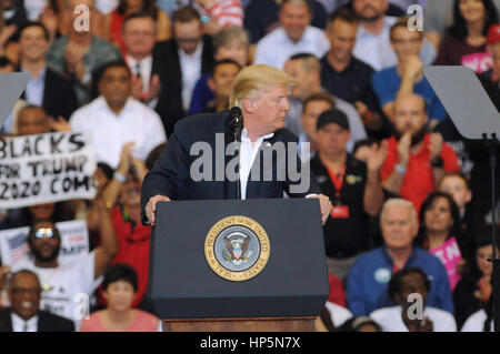 Melbourne, Florida, Stati Uniti d'America. 18 Febbraio, 2017. Stati Uniti Presidente Donald Trump parla di una campagna rally a febbraio 18, 2017 a Orlando-Melbourne Aeroporto Internazionale di Melbourne Florida. Questo è il primo evento di questo genere che Trump ha tenuto sin dalla sua inaugurazione il 20 gennaio 2017. Credito: Paul Hennessy/Alamy Live News Foto Stock