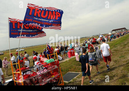 Melbourne, Florida, Stati Uniti d'America. 18 Febbraio, 2017. La gente di attendere in linea per ore ad ascoltare U.S. Presidente Donald Trump parlare a una campagna rally a febbraio 18, 2017 a Orlando-Melbourne Aeroporto Internazionale di Melbourne Florida. Questo è il primo evento di questo genere che Trump ha tenuto sin dalla sua inaugurazione il 20 gennaio 2017. Credito: Paul Hennessy/Alamy Live News Foto Stock