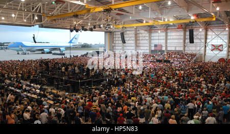 Melbourne, Florida, Stati Uniti d'America. 18 Febbraio, 2017. Stati Uniti Presidente Donald Trump parla di una campagna rally a febbraio 18, 2017 a Orlando-Melbourne Aeroporto Internazionale di Melbourne Florida. Questo è il primo evento di questo genere che Trump ha tenuto sin dalla sua inaugurazione il 20 gennaio 2017. Credito: Paul Hennessy/Alamy Live News Foto Stock