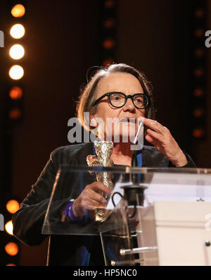 Berlino, Germania. 18 Febbraio, 2017. Direttore Agnieszka Holland del film 'Pokot' ('Spoveri") riceve il Premio Alfred Bauer (Orso d'argento) durante la cerimonia di premiazione a Berlino, capitale della Germania, nel febbraio 18, 2017. La 67th Festival Internazionale del Cinema di Berlino ha annunciato il Sabato la giuria premi ai film vincitori selezionati nel concorso di quest'anno la sezione. Credito: Shan Yuqi/Xinhua/Alamy Live News Foto Stock