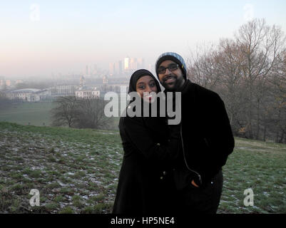 Londra, Regno Unito. Il 22 gennaio, 2017. Sana (l) e Hakam Ikram stare insieme a Greenwich Park a Londra, Inghilterra, 22 gennaio 2017. La coppia sposata si riuniva ogni altro tramite il dating-app 'Muzmatch'. Foto: Helen Corbett/dpa/Alamy Live News Foto Stock