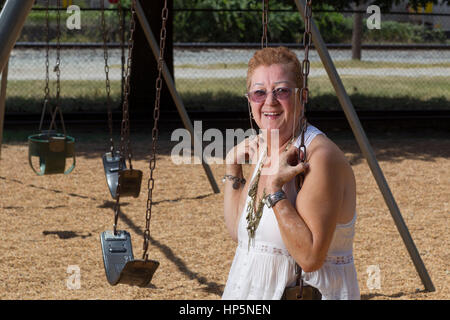 FILE: Pic Smithville, Texas, Stati Uniti d'America. Il 15 luglio 2011. La norma McCorvey, l'anonimo attore noto come Jane Roe nella decisione della Corte suprema landmark 1973 Roe vs. Wade pregiudiziale legalizzazione dell aborto negli Stati Uniti, oscilla in un parco locale. McCorvey morì, Feb 18, 2017 in un assisted living in centro a Katy, Texas Credito: Bob Daemmrich/Alamy Live News Foto Stock