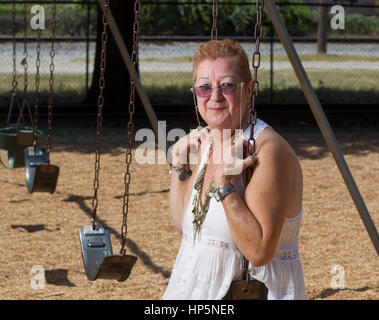 FILE: Pic Smithville, Texas, Stati Uniti d'America. Il 15 luglio 2011. La norma McCorvey, l'anonimo attore noto come Jane Roe nella decisione della Corte suprema landmark 1973 Roe vs. Wade pregiudiziale legalizzazione dell aborto negli Stati Uniti, oscilla in un parco locale. McCorvey morì, Feb 18, 2017 in un assisted living in centro a Katy, Texas Credito: Bob Daemmrich/Alamy Live News Foto Stock