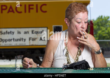 FILE: Pic Smithville, Texas, Stati Uniti d'America. Il 15 luglio 2011. La norma McCorvey, l'anonimo attore noto come Jane Roe nella decisione della Corte suprema landmark 1973 Roe vs. Wade pregiudiziale legalizzazione dell aborto negli Stati Uniti, oscilla in un parco locale. McCorvey morì, Feb 18, 2017 in un assisted living in centro a Katy, Texas Credito: Bob Daemmrich/Alamy Live News Foto Stock