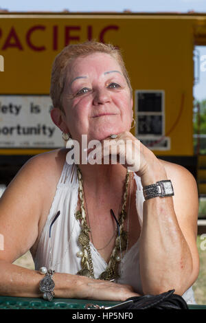 FILE: Pic Smithville, Texas, Stati Uniti d'America. Il 15 luglio 2011. La norma McCorvey, l'anonimo attore noto come Jane Roe nella decisione della Corte suprema landmark 1973 Roe vs. Wade pregiudiziale legalizzazione dell aborto negli Stati Uniti, oscilla in un parco locale. McCorvey morì, Feb 18, 2017 in un assisted living in centro a Katy, Texas Credito: Bob Daemmrich/Alamy Live News Foto Stock