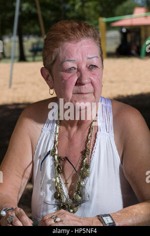 FILE: Pic Smithville, Texas, Stati Uniti d'America. Il 15 luglio 2011. La norma McCorvey, l'anonimo attore noto come Jane Roe nella decisione della Corte suprema landmark 1973 Roe vs. Wade pregiudiziale legalizzazione dell aborto negli Stati Uniti, oscilla in un parco locale. McCorvey morì, Feb 18, 2017 in un assisted living in centro a Katy, Texas Credito: Bob Daemmrich/Alamy Live News Foto Stock