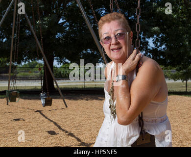 FILE: Pic Smithville, Texas, Stati Uniti d'America. Il 15 luglio 2011. La norma McCorvey, l'anonimo attore noto come Jane Roe nella decisione della Corte suprema landmark 1973 Roe vs. Wade pregiudiziale legalizzazione dell aborto negli Stati Uniti, oscilla in un parco locale. McCorvey morì, Feb 18, 2017 in un assisted living in centro a Katy, Texas Credito: Bob Daemmrich/Alamy Live News Foto Stock