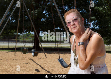 FILE: Pic Smithville, Texas, Stati Uniti d'America. Il 15 luglio 2011. La norma McCorvey, l'anonimo attore noto come Jane Roe nella decisione della Corte suprema landmark 1973 Roe vs. Wade pregiudiziale legalizzazione dell aborto negli Stati Uniti, oscilla in un parco locale. McCorvey morì, Feb 18, 2017 in un assisted living in centro a Katy, Texas Credito: Bob Daemmrich/Alamy Live News Foto Stock