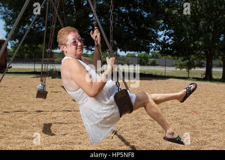 FILE: Pic Smithville, Texas, Stati Uniti d'America. Il 15 luglio 2011. La norma McCorvey, l'anonimo attore noto come Jane Roe nella decisione della Corte suprema landmark 1973 Roe vs. Wade pregiudiziale legalizzazione dell aborto negli Stati Uniti, oscilla in un parco locale. McCorvey morì, Feb 18, 2017 in un assisted living in centro a Katy, Texas Credito: Bob Daemmrich/Alamy Live News Foto Stock