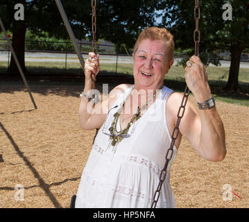 FILE: Pic Smithville, Texas, Stati Uniti d'America. Il 15 luglio 2011. La norma McCorvey, l'anonimo attore noto come Jane Roe nella decisione della Corte suprema landmark 1973 Roe vs. Wade pregiudiziale legalizzazione dell aborto negli Stati Uniti, oscilla in un parco locale. McCorvey morì, Feb 18, 2017 in un assisted living in centro a Katy, Texas Credito: Bob Daemmrich/Alamy Live News Foto Stock